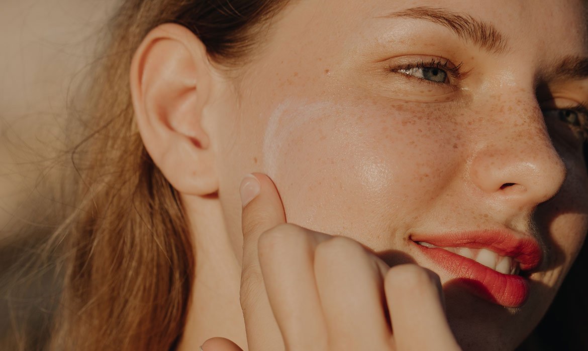 Mejora tu piel por dentro y por fuera con las cremas hidratantes con protección solar de L’Oréal Paris.